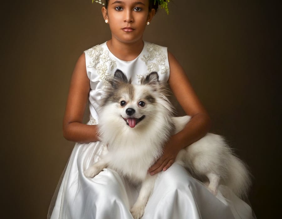 Niña con vestido bordado y perrito Pomerania — Lunita Blanca