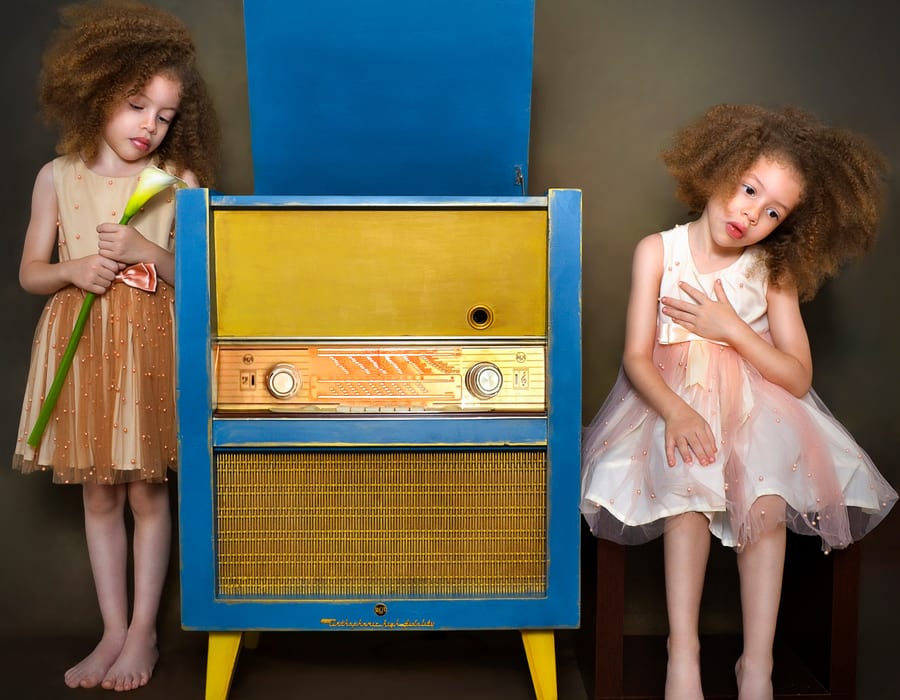 Las gemelas con radio vintage — Lunita Blanca